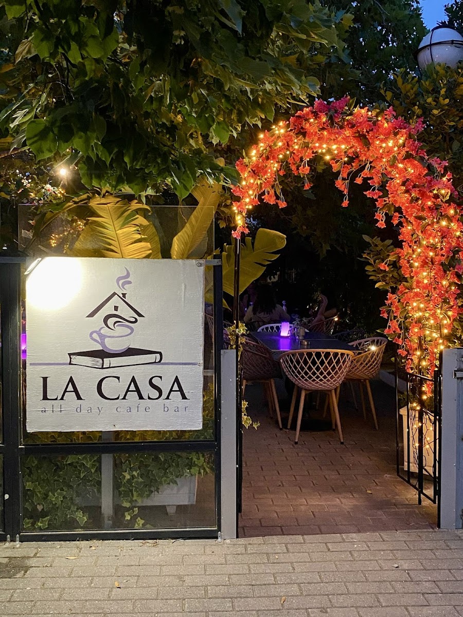 La Casa All Day Cafe Bar-4